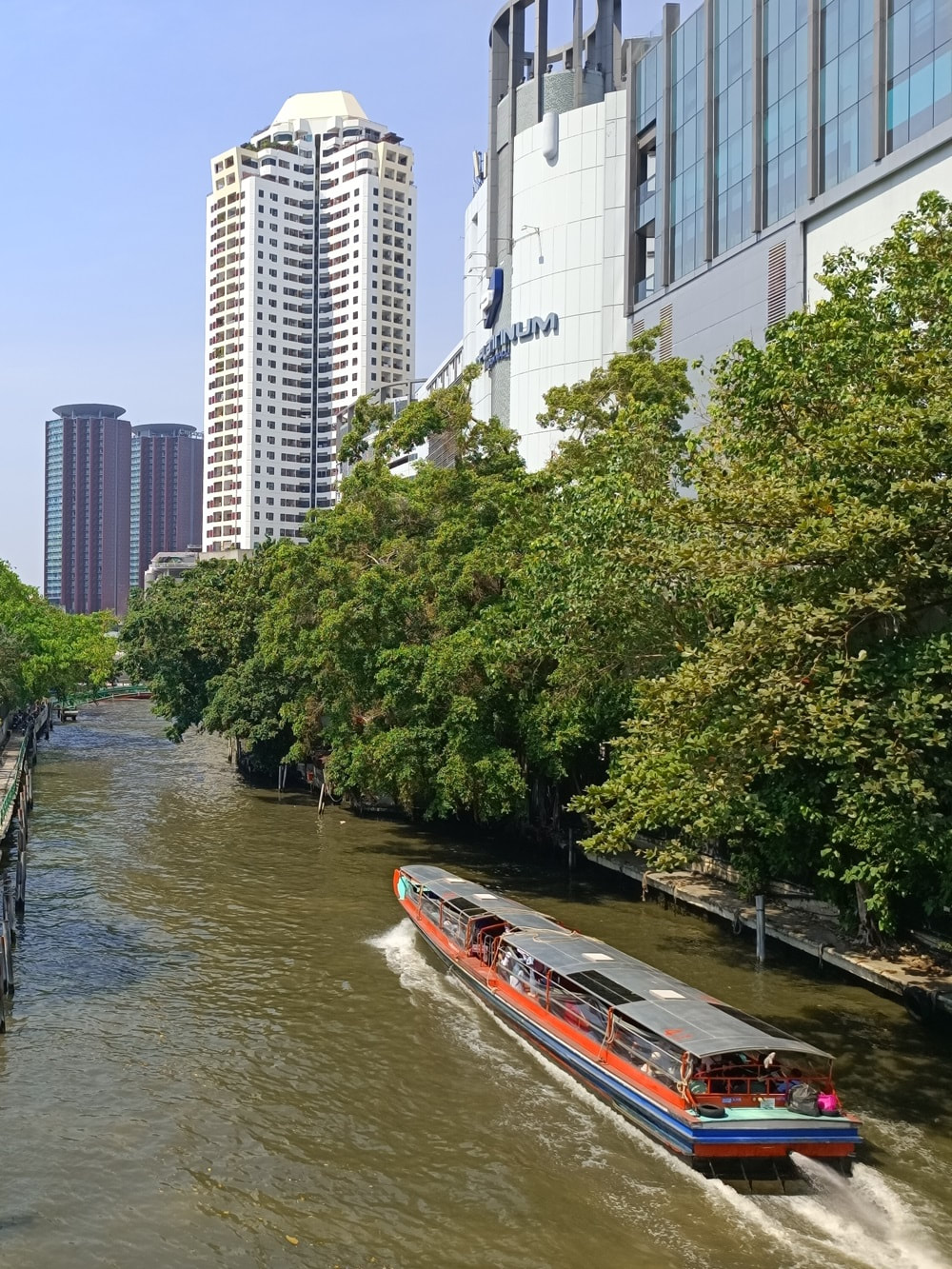 Canal in Bangkok. Photo credits Thierry Hanan Scheers.