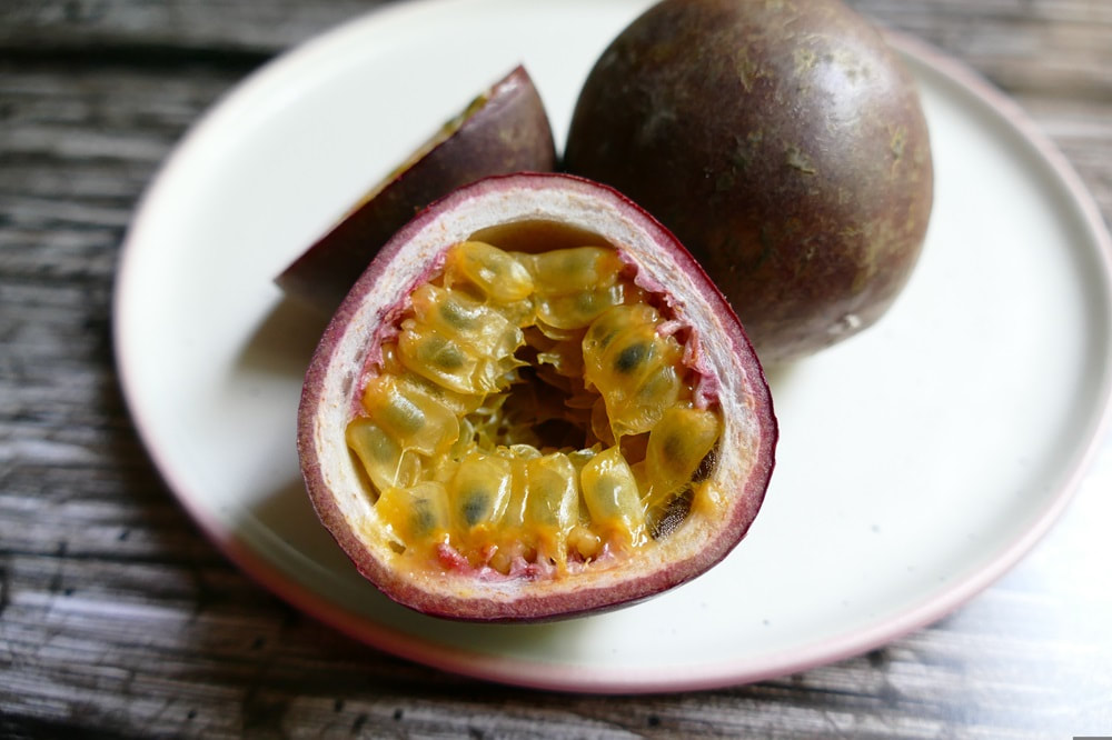 The brown-purple Passion Fruit, also named Markisa. Photo credits Christiane from Pixabay.