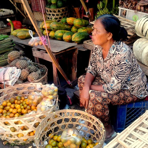 Market in Bali. Photo credits Irene from Pixabay.